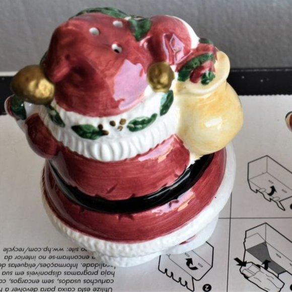 Pair of Santa Claus Salt & Pepper Shakers - Picture 3 of 4
